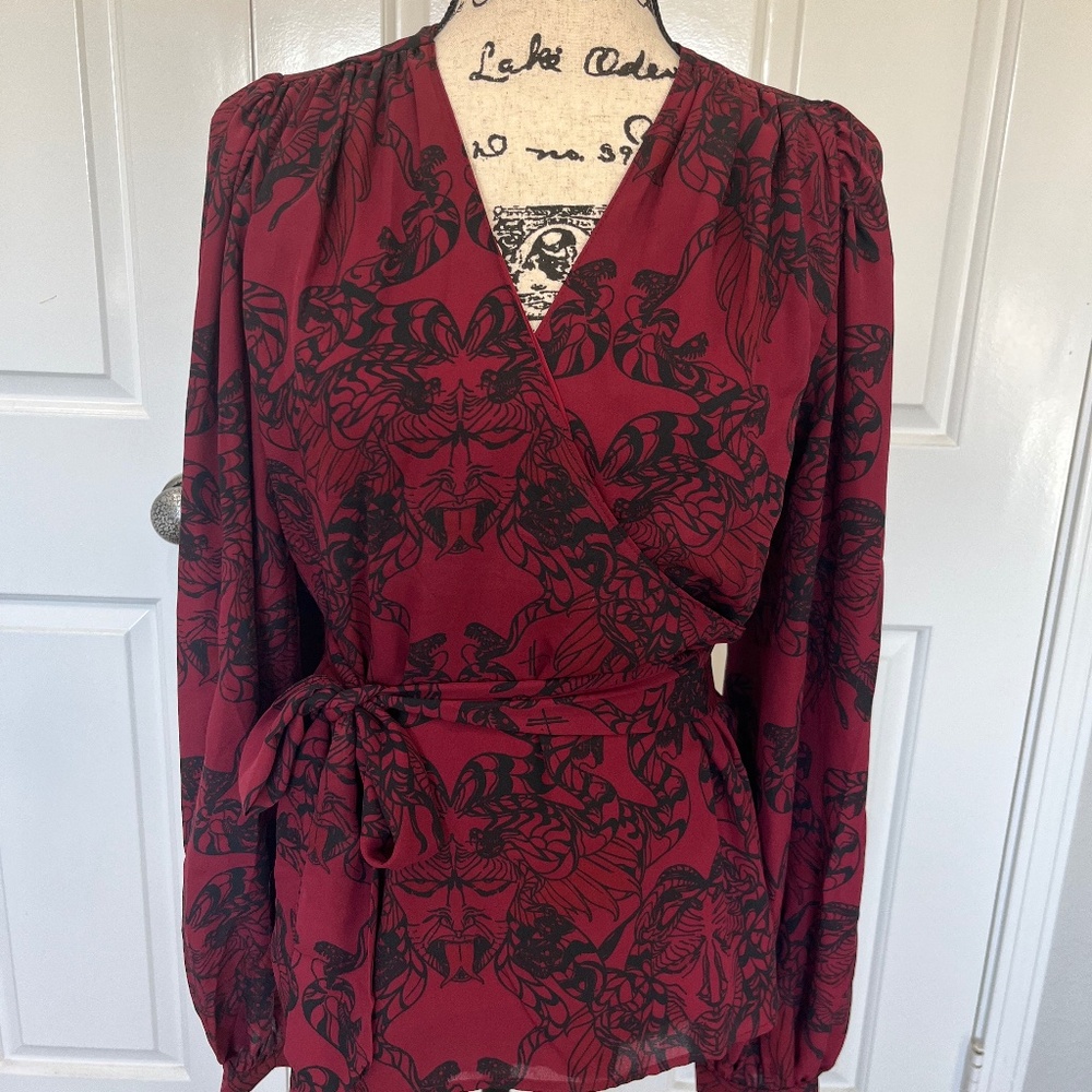 La Femme En Noir Georgette Wrap Top in Gorgon Print Size Small BNWT